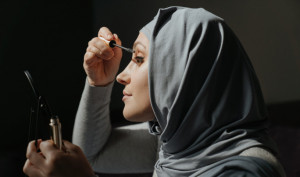 Kiat Hilangkan Noda Kosmetika yang Menempel di Hijab