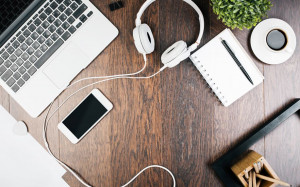 Sering Pakai Earphone, Ini Tips Aman Agar Telinga Selalu Sehat