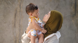 Zaskia Mecca Batalkan Puasa Demi Susui Si Buah Hati