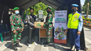 Tak Cuma Warga, Petugas di Pos PPKM Dapat Bantuan Air Minum Wakaf