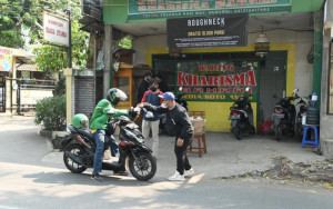 Kolaborasi dengan Warteg, Roughneck 1991 Bagikan 10.000 Paket Makanan