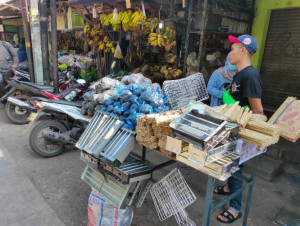 Sambut Hari Raya Qurban,  Penjual Alat Panggangan Menjamur di Pasar Ciracas