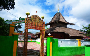 Tradisi di Masjid Tua Wapauwe, Kambing Didandani lalu Disembelih