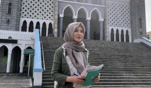 Ayana Moon, Jatuh Cinta pada Islam dari Kisah di Timur Tengah