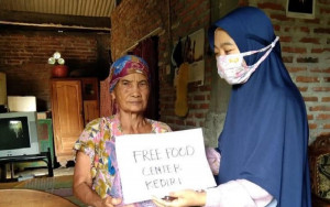 Ibu-Ibu Muslimah Bagikan Sembako ke Warga Lewat via Food Center