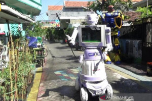 Warga Surabaya Buat Robot Penyemprot Disinfektan