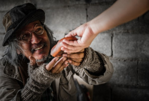 Komunitas Ketimbang Ngemis Bagikan Sembako ke PKL di Blora