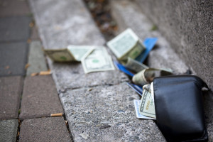 Sesuai Fiqih, Wajib Lakukan Ini Saat Temukan Barang Milik Orang Lain