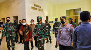 Panglima TNI dan Kapolri Serahkan Bantuan Oksigen ke FIT Makassar