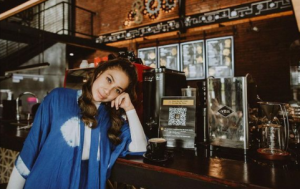 Monday Funday ala Lala, Dokter Modis, Stylist, dan Eksis di Medsos