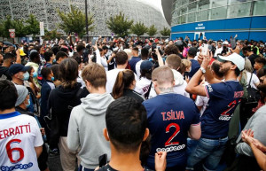 Parc des Princes Penuh Sesak, Fan PSG Sambut Kedatangan Lionel Messi
