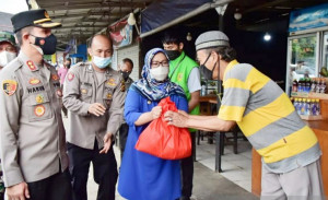 PKL Terdampak PPKM di Puncak Dapat Sembako dari Ade Yasin