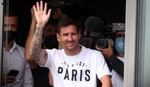 Lionel Messi Mendarat di Paris, Begini Aksinya Sapa Penggemar PSG