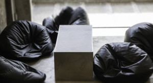 Penataan Ruang Tamu Tanpa Sofa juga Asyik dan Kreatif