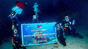 Komunitas Selam Kibarkan Bendera Merah Putih di Dasar Laut Biak