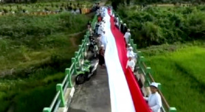 Sambut HUT ke-76 RI, Santri Jambi Bentangkan Merah Putih 76 Meter
