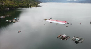 Bendera Merah Putih Terbentang di Danau Laut Tawar Aceh