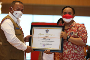 Satgas Beri Penghargaan Kepada Tenaga Kesehatan Pejuang Penanganan Covid-19