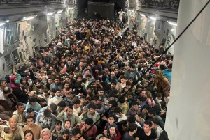 Tragis dan Memilukan, Begini Usaha Warga Afghanistan Keluar dari Tanah Kelahirannya