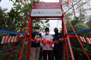 Bakrie Amanah Resmikan Jembatan Perintis di Desa Baru Waki Kalimantan