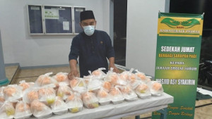 Sedekah Jumat Subuh, Rawaterate Peduli Bagikan Nasi Boks untuk Warga