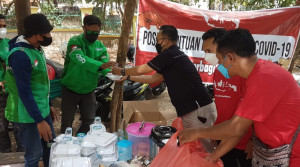 Komunitas Pemuda Manggarai Barat Bagikan Makanan Gratis ke Ojol