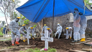 Momen saat Relawan Muslim Bantu Pemakaman Pasien Covid Non-Islam