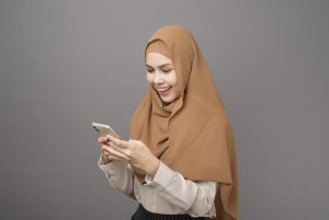 Menyingkat Ucapan Salam dengan Benar saat Chatting