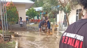 Komunitas Pemuda dan Mahasiswa Bantu Korban Banjir Mamuju