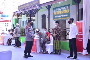 Presiden Jokowi Bersama Kapolri Tinjau Vaksinasi Serentak di 341 Pesantren