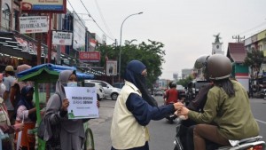 Dagangan PKL Diborong, lalu Dibagikan ke Warga dan Pengguna Jalan