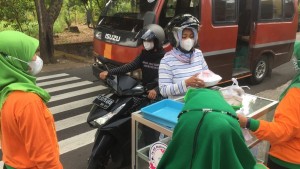 Jumat Berkah, Guru TK di Boyolali Bagikan Makanan ke Warga