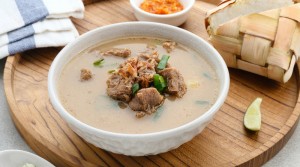 Menyantap Coto Makassar, Kuah Gurih yang Bikin Nagih