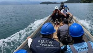 Menerjang Ombak Demi Melistriki Kepulauan Masaloka Raya