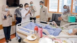 Serahkan Bantuan, Presiden Jokowi Minta Perawatan Verawaty Terjamin