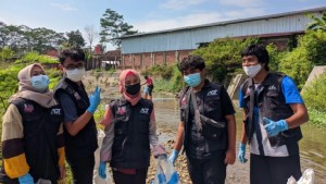 Relawan MRI Semarang Bersih-Bersih Sungai saat World Cleanup Day