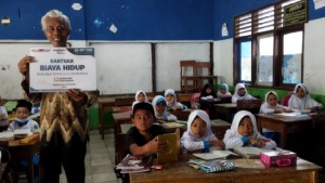 Sholihin, 30 Tahun Mengabdi Jadi Guru meski Digaji Rp500.000