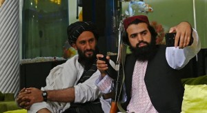 Menhan Taliban Peringatkan Soal Selfie: Tak Bermanfaat Dunia Akhirat