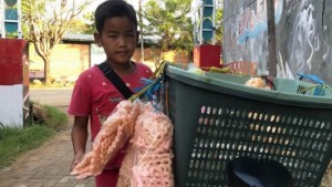 Cerita Niko, Bocah yang Bermimpi Punya Rumah dari Jualan Kerupuk