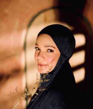 Dewi Sandra : Perempuan Hebat Tidak Ragu untuk Melangkah