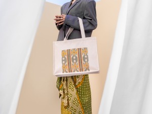 Angkat Motif Tenun Ikat Geometris, Tas Jinjing Ini Representasi Budaya Nusantara
