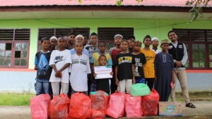 Relawan MRI dan Pepes Berbagi Makanan untuk Santri Pesantren