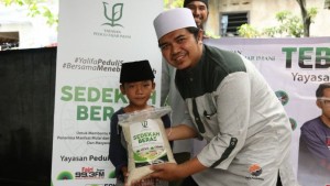 Ekspresikan Kegembiraan Maulid, Komunitas Berbagi Nasi Box Rutin Sedekah