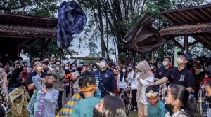 Sandiaga Ingin Desa Wisata Saung Ciburial Jadi Ikon Pariwisata Baru di Garut