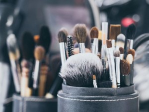 Mengerikan, Ini Akibat dari Jarang Mencuci Sisir dan Kuas Makeup
