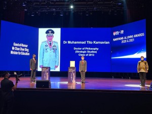 Mendagri Tito Karnavian Terima Penghargaan Alumni Terhormat dari NTU