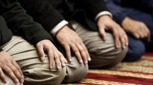 Bagaimana Bacaan Doa Ketika Duduk di Antara Dua Sujud yang Shahih?