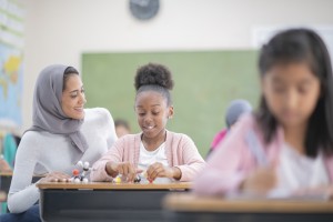 Teladan bagi Pendidik Muda, Begini Dedikasi Bu Neneh dalam Mengajar