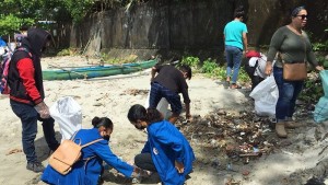 Komunitas Bersama Pemerintah Ambon Peringati Sumpah Pemuda dengan Bersihkan Sampah