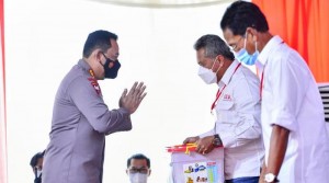 Polri Distribusikan 8.000 Paket Sembako ke Buruh di 8 Provinsi